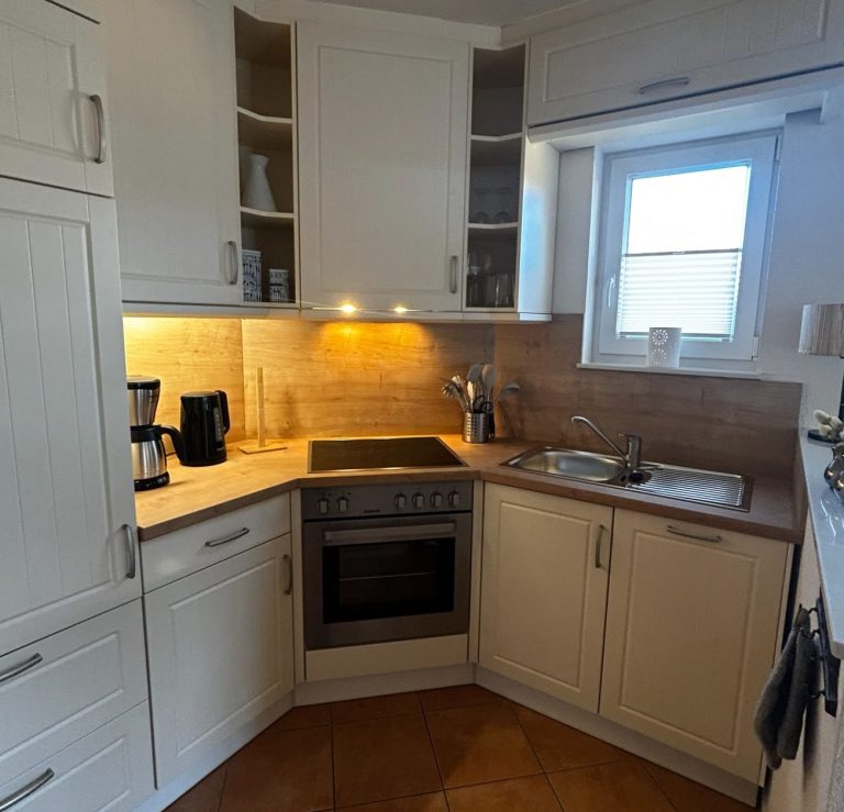 komplett eingerichtete Küche mit Spülmaschine